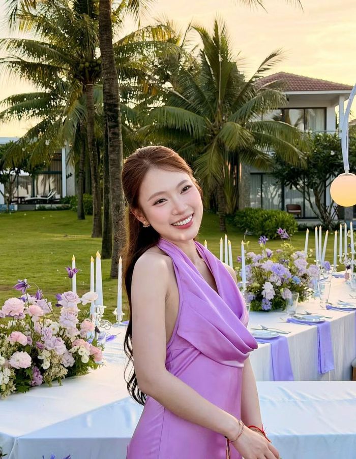 Không chỉ gây ấn tượng bởi ngoại hình, Khánh Vy còn ghi điểm nhờ nguồn năng lượng tích cực và sự tự tin. Hình ảnh một cô gái trẻ ham học hỏi, chủ động phát triển bản thân giúp cô tạo được thiện cảm với đông đảo khán giả. Ảnh: FB Khánh Vy