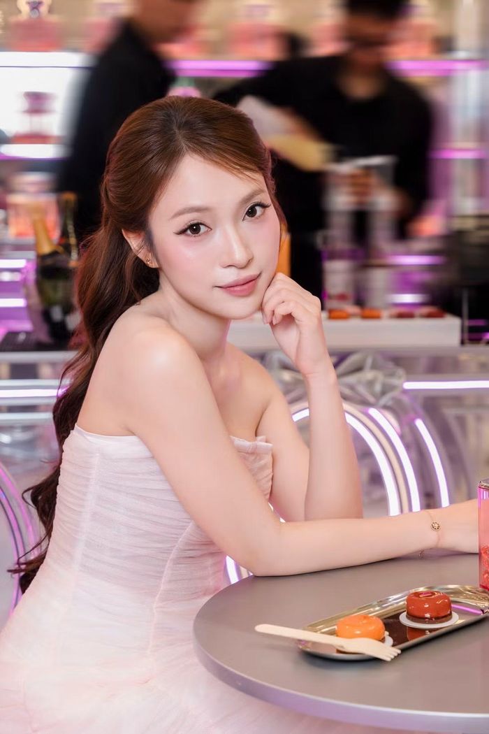 Có thể nói, hành trình từ “hot girl 7 thứ tiếng” đến một MC chuyên nghiệp đã giúp Khánh Vy ngày càng trưởng thành cả về hình ảnh lẫn phong thái. Với nhan sắc được nhận xét ngày càng thăng hạng cùng những dấu ấn trong sự nghiệp, nữ MC vẫn là một trong những gương mặt trẻ nhận được nhiều sự quan tâm từ công chúng. Ảnh: FB Khánh Vy