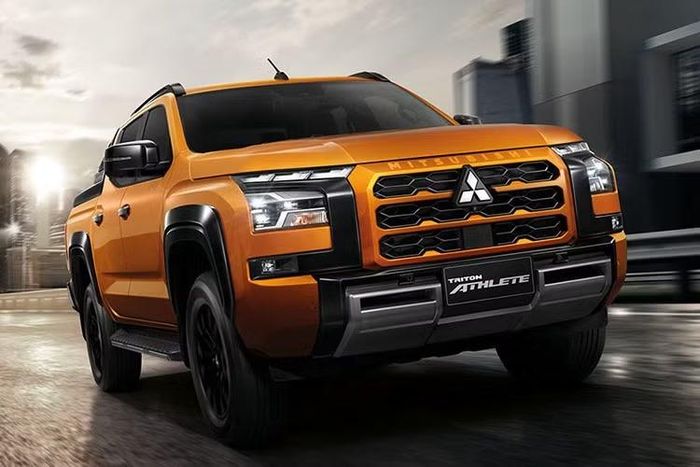 Mitsubishi Triton hiện cũng là nền tảng của Nissan Navara thế hệ mới tại Australia và New Zealand. Nissan đã điều chỉnh thiết kế ngoại thất và một số chi tiết.