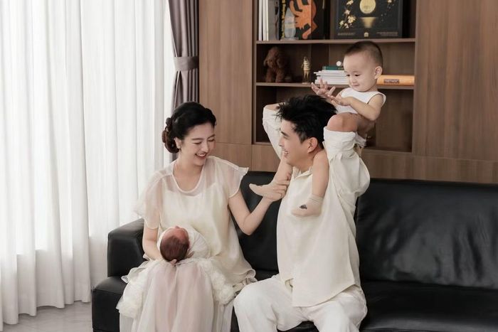 Trong bộ ảnh, các thành viên lựa chọn trang phục tông trắng nhẹ nhàng, tạo cảm giác thanh lịch và gần gũi. Những khoảnh khắc cả nhà quây quần bên nhau, cùng hướng ánh nhìn về hai con mang đến không khí ấm áp. Hình ảnh gia đình bốn thành viên cũng cho thấy niềm hạnh phúc của vợ chồng Hồ Quang Hiếu khi tổ ấm có thêm thành viên mới. Ảnh: FB Hồ Quang Hiếu