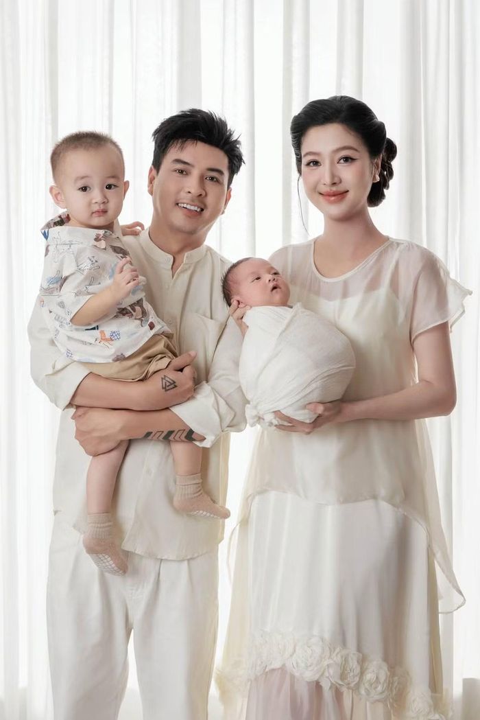 Chia sẻ những khoảnh khắc bên hai con, giọng ca Con bướm xuân không giấu được niềm hạnh phúc khi viết: “Hai anh em – Hai niềm hạnh phúc lớn nhất của bố mẹ”. Ảnh: FB Hồ Quang Hiếu