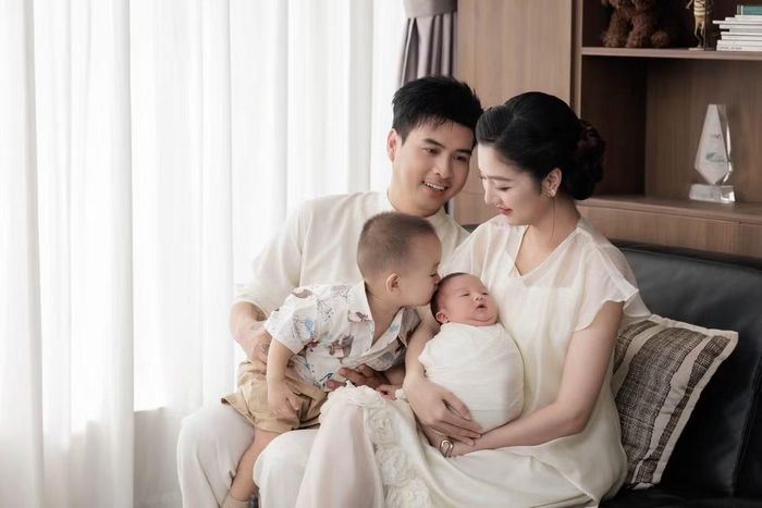 Bên cạnh những lời chúc dành cho em bé, ngoại hình của Tuệ Như cũng nhận được nhiều sự quan tâm. Trong những khung hình đầu tiên sau khi sinh con, bà xã Hồ Quang Hiếu được khán giả nhận xét vẫn giữ vẻ ngoài tươi tắn, rạng rỡ. Ảnh: FB Hồ Quang Hiếu