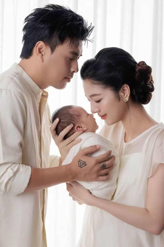 Con trai thứ hai của Hồ Quang Hiếu và Tuệ Như có tên Nguyễn Trần Quang Hiển, tên thân mật ở nhà là Bim. Theo thông tin được chia sẻ, bé chào đời ngày 18/9 bằng phương pháp sinh mổ, nặng 3,8 kg. Ảnh: FB Hồ Quang Hiếu