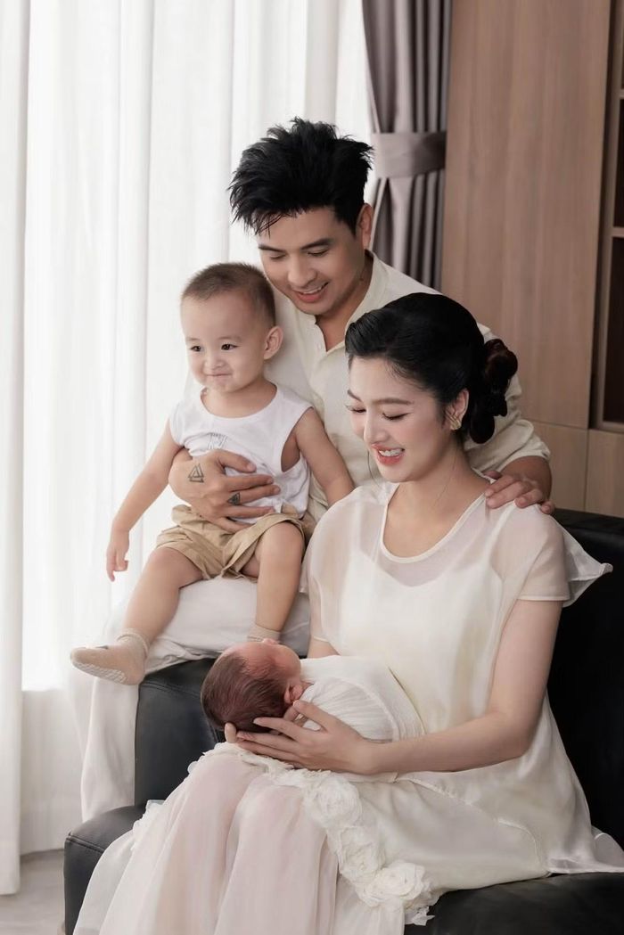 Ngay sau khi bộ ảnh được đăng tải, nhiều cư dân mạng để lại bình luận chúc mừng gia đình Hồ Quang Hiếu. Không ít người gửi lời chúc sức khỏe đến Tuệ Như và em bé, đồng thời bày tỏ sự thích thú trước những khoảnh khắc đáng yêu của hai anh em. Ảnh: FB Hồ Quang Hiếu