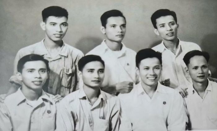 Ban Chấp hành Liên Chi đoàn giáo dục TP Hà Nội. Nhà giáo Nguyễn Trọng Vĩnh thứ hai hàng đầu từ trái qua. Ảnh: NVCC.