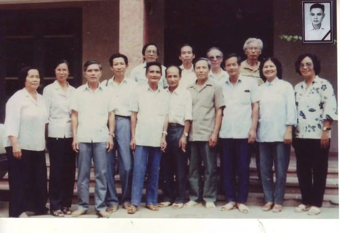  Đoàn 15 thầy cô đặc cách tốt nghiệp từ Khu học xá Nam Ninh về nước tham gia tiếp quản Thủ đô năm 1954 (NGND Nguyễn Trọng Vĩnh thứ tư bìa phải) - ảnh được chụp trong một dịp hội ngộ sau này, khi đội ngũ đã không còn đông đủ. Ảnh: NVCC. 