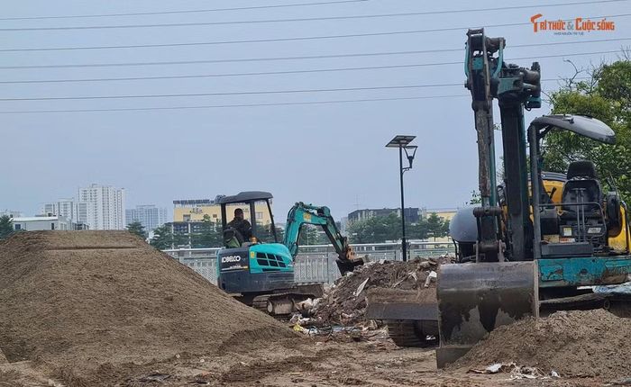 Tại khu vực này, trước đó ông Thực còn tập kết cả trạc thải xây dựng.