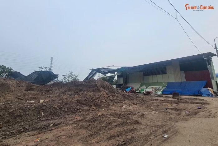 Hình ảnh đất được tập kết tại bãi của ông Thực trước đó.