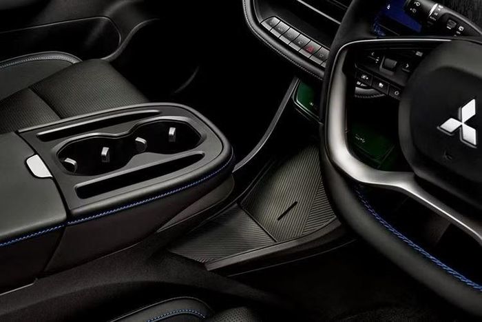 Do được phát triển trực tiếp từ Foxtron Bria - mẫu xe có thiết kế do hãng Pininfarina thực hiện, ASX VR-e sở hữu diện mạo khác biệt so với những mẫu Mitsubishi từng xuất hiện trước đó. Đây không hẳn là điều bất lợi bởi thiết kế của mẫu SUV điện này mang phong cách hiện đại và có phần đậm chất châu Âu.