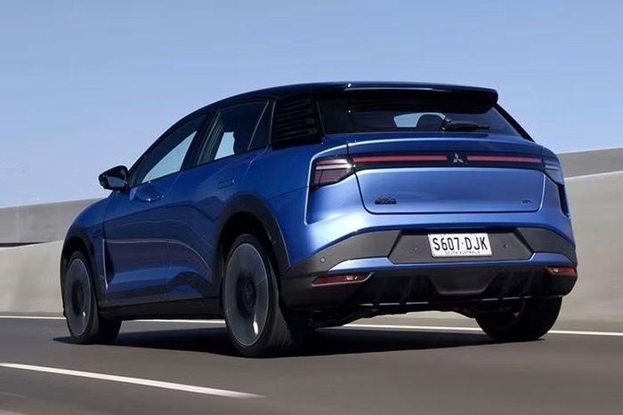 Điểm nổi bật nhất của Mitsubishi ASX VR-e nằm ở hệ truyền động. Tất cả các phiên bản đều sử dụng bộ pin lithium-ion có dung lượng 57,7 kWh, tương đối nhỏ so với mặt bằng chung của thị trường xe điện hiện nay. Các phiên bản LS, Aspire và Exceed được trang bị 1 mô-tơ điện đặt phía sau, cho công suất tối đa 229 mã lực cùng mô-men xoắn cực đại 350 Nm.