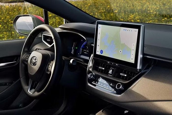 Toyota Pakistan hiện chưa công bố lý do chính thức cho việc tiếp tục sử dụng nền tảng cũ. Tuy nhiên, truyền thông địa phương nhận định chi phí đầu tư dây chuyền sản xuất mới có thể là một trong những yếu tố khiến hãng cân nhắc.