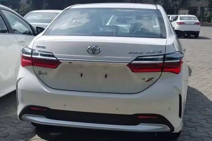 Khoang nội thất được điều chỉnh về tông màu và vật liệu trang trí. Corolla mới được bổ sung Apple CarPlay và Android Auto không dây, cùng cảm biến hỗ trợ đỗ xe phía trước và phía sau. Trong khi đó, kết cấu thân xe và nền tảng kỹ thuật cơ bản vẫn được giữ nguyên.