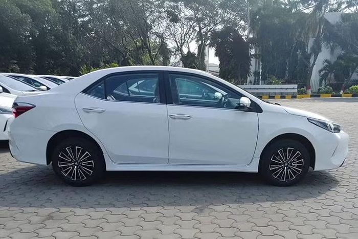 Ở đợt nâng cấp mới, Toyota tập trung thay đổi phần đầu xe Corolla 2027 với lưới tản nhiệt, cản trước và các chi tiết của hệ thống đèn được thiết kế lại. Phía sau cũng được tinh chỉnh cản xe, trong khi bộ mâm hợp kim 16 inch có kiểu dáng mới.