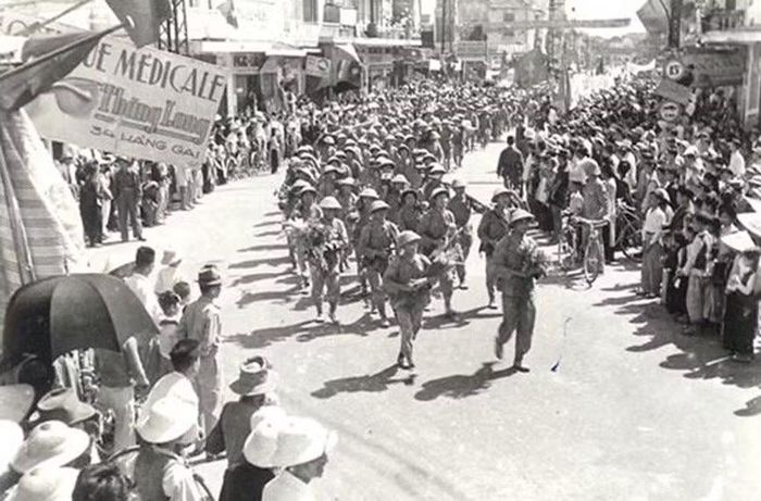 Sáng 10/10/1954, quân ta tiến vào giải phóng Hà Nội trong rừng cờ hoa rực rỡ, trong tiếng reo hò của hàng chục vạn đồng bào. Ảnh tư liệu