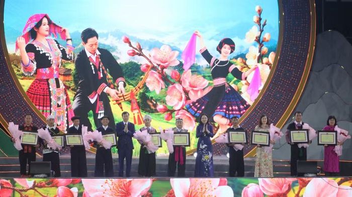 Trao tặng Bằng khen của Bộ trưởng Bộ Văn hóa, Thể thao và Du lịch cho 11 nghệ nhân tiêu biểu.
