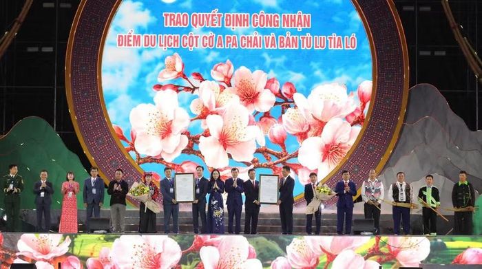 Trao quyết định công nhận điểm du lịch Cột cờ A PA Chải (xã Sín Thầu) và Bản Tù Lu - Tìa Ló (xã Pu Nhi).