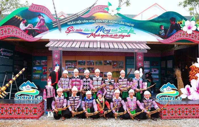 Sắc màu dân tộc Mông tỉnh Sơn La tham dự Ngày hội.