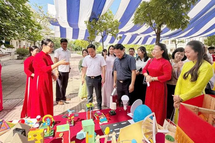 Giáo viên Trường Tiểu học & THCS Nam Phù giới thiệu về mô hình STEM tại sân trường. Ảnh: Đình Tuệ.