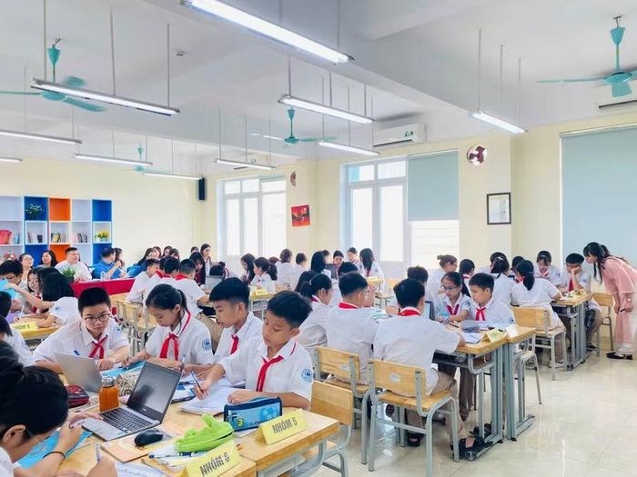Các em học sinh tham gia tiết học chuyên đề.