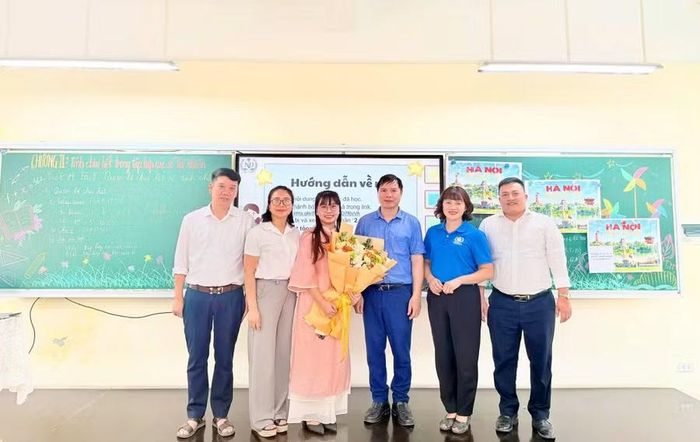 Các đại biểu khách mời chụp ảnh cùng cô giáo Ngô Hồng Hạnh sau tiết dạy chuyên đề.