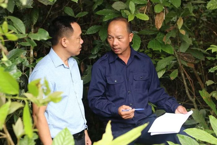 Thiếu tá Sùng A Hờ (bên phải) trao đổi với Báo Giáo dục và Thời đại trong giờ nghỉ.