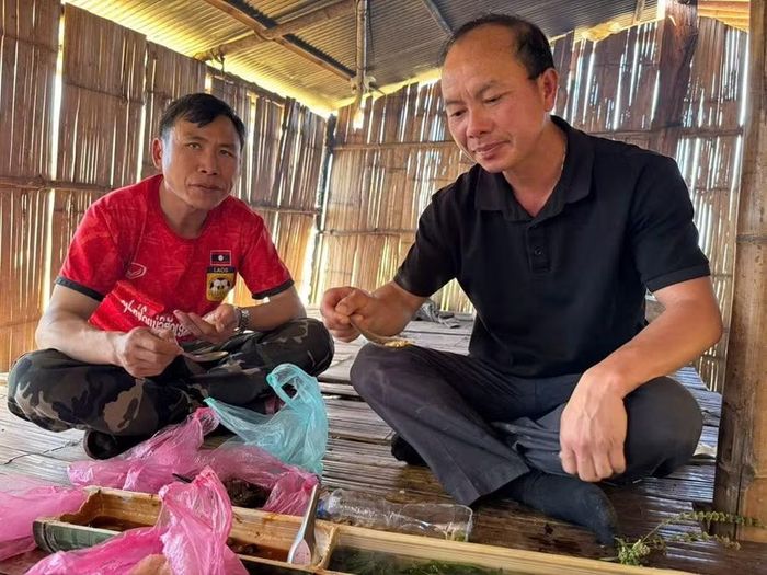 Bữa cơm trưa tại lán nương giữa Thiếu tá Sùng A Hờ (bên phải) và ông Thông Đeng Sen Luồng Lo trong một chuyến tìm kiếm trên núi Sang Phàn.