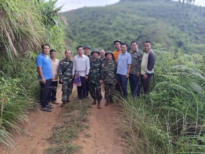 Tổ công tác Đội Quy tập cùng cán bộ, nhân dân Lào trước giờ xuất phát đến bản Khăm Đeng, huyện Mường Ngòi, tỉnh Luông Pha Băng.