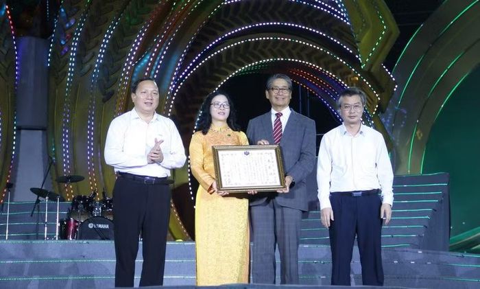 Lễ đón nhận Bằng khen của Đại sứ Nhật Bản cho Học viện Nông nghiệp Việt Nam. Ảnh: Mai Đan.