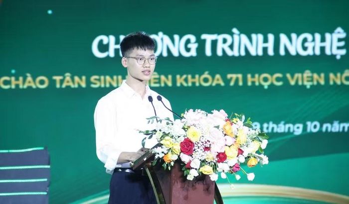 Tân sinh viên Hoàng Minh Long lựa chọn ngành Thú y từ tình yêu động vật. Ảnh: Mai Đan.