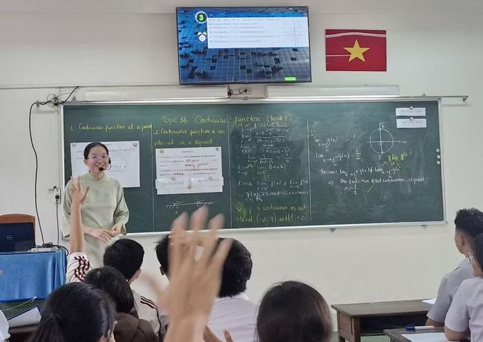 Giáo viên Trường THPT Chuyên Lê Quý Đôn duy trì dạy một số môn học bằng tiếng Anh.
