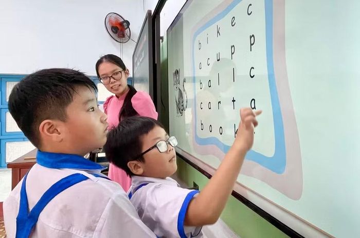 Học sinh lớp 1 Trường Tiểu học Lê Lợi làm quen với tiếng Anh.