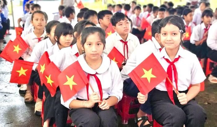 Dù còn nhiều khó khăn, nhưng các trường vùng khó vẫn cố gắng tạo điều kiện cho học sinh làm quen tiếng Anh và ứng dụng chuyển đổi số trong dạy học.