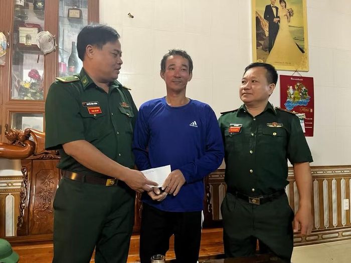 Đại diện Đồn Biên phòng Cửa khẩu Cảng Gianh đã đến thăm hỏi chúc mừng ngư dân trở về an toàn.