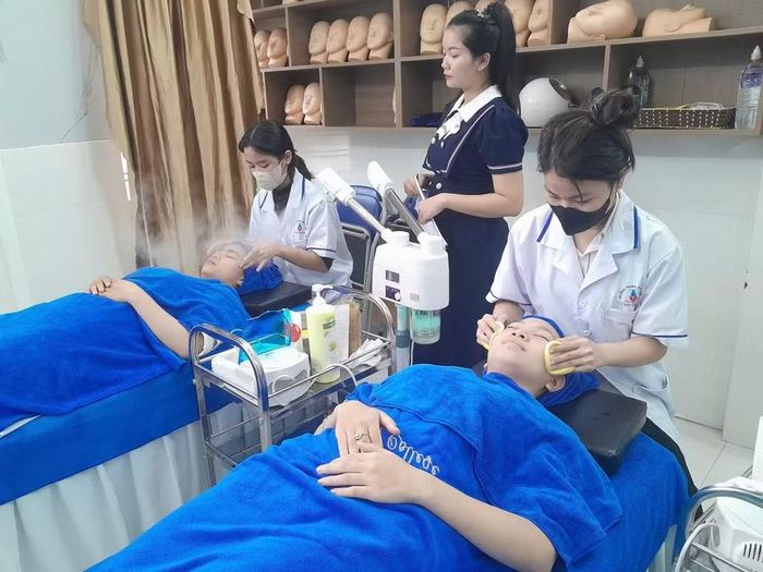 Sinh viên ngành chăm sóc sắc đẹp thực hành dưới sự hướng dẫn của giảng viên. Ảnh: NTCC