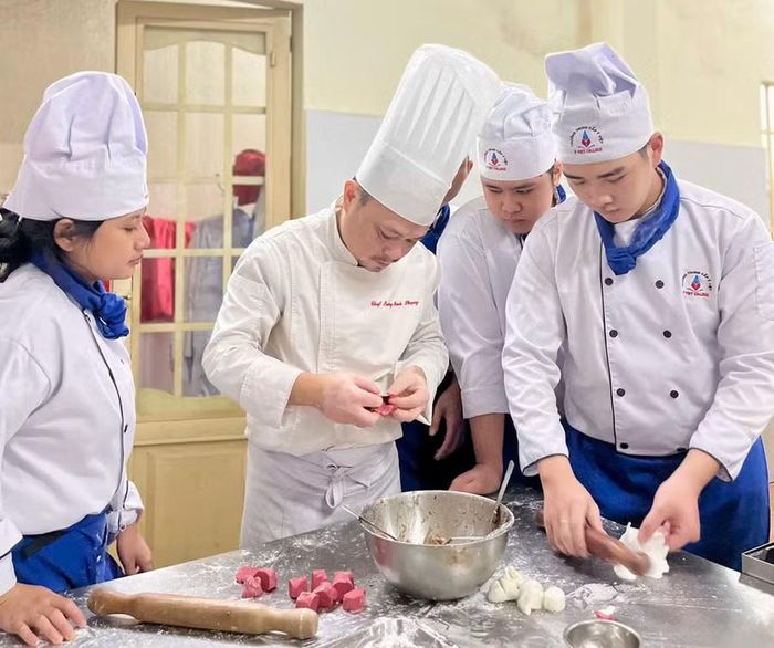 Sinh viên ngành kỹ thuật chế biến món ăn được "cầm tay chỉ việc" trong giờ thực hành. Ảnh: NTCC