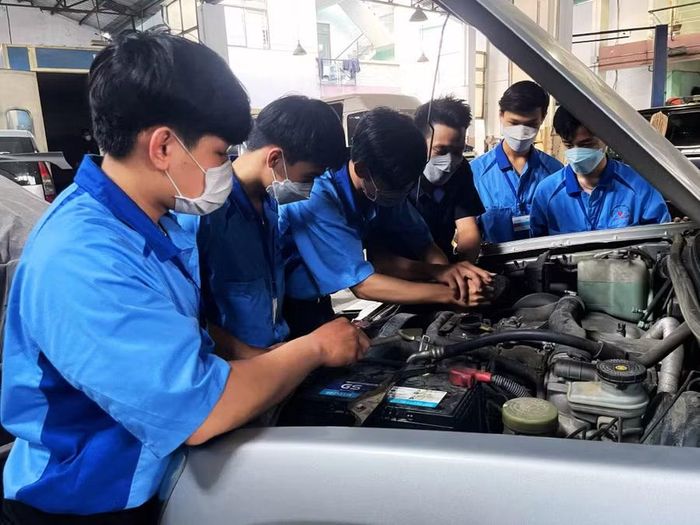 Sinh viên Trường Trung cấp Ý Việt trong giờ thực hành công nghệ ô tô. Ảnh: NTCC