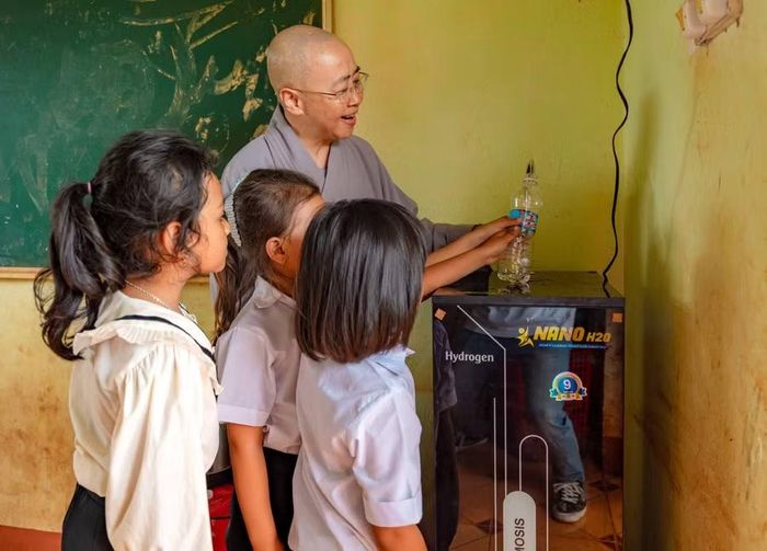 Bên cạnh giếng nước, các điểm trường được tặng máy lọc nước để sử dụng hàng ngày.