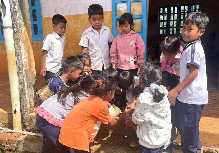 Trước đây, thiếu nước nên giáo viên và học sinh phải chắt chiu sử dụng.