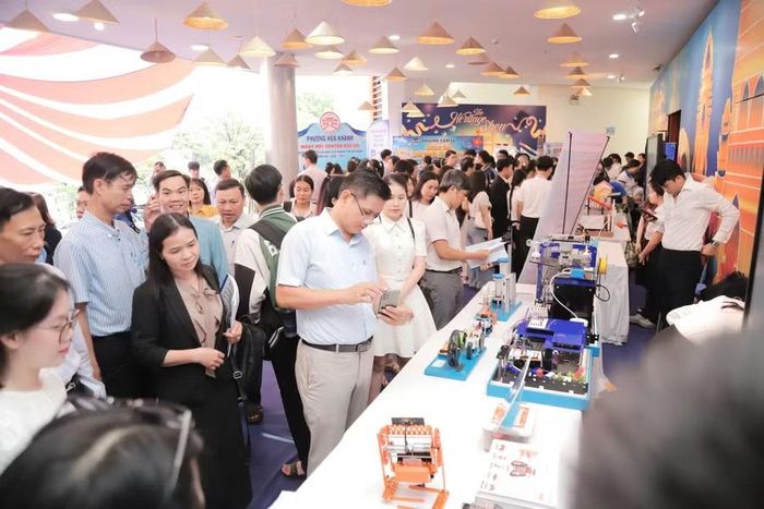 Hoạt động nhằm nâng cao năng lực số và khả năng ứng dụng công nghệ trong quản lý, quản trị, dạy học.