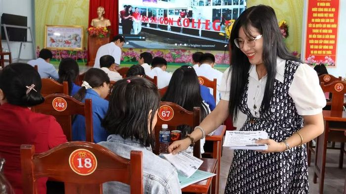 Bà Huỳnh Thị Thanh Phương, Giám đốc Công ty TNHH Kim Phương Minori (Lâm Đồng) tại hội nghị tư vấn việc làm do Trung tâm Lưu trữ và Dịch vụ việc làm tỉnh Lâm Đồng tổ chức.