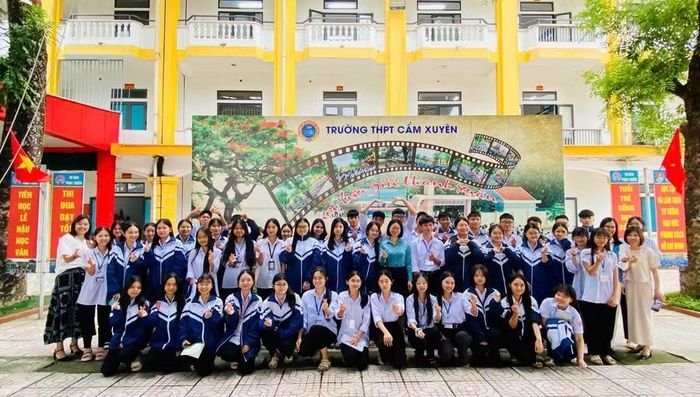 Các chuyên gia cùng giáo viên, học sinh Trường THPT Cẩm Xuyên (Hà Tĩnh).