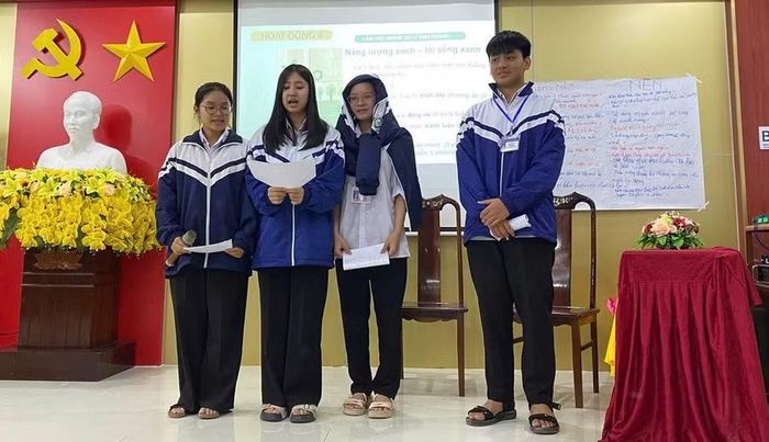 Học sinh thuyết trình về năng lượng sạch.