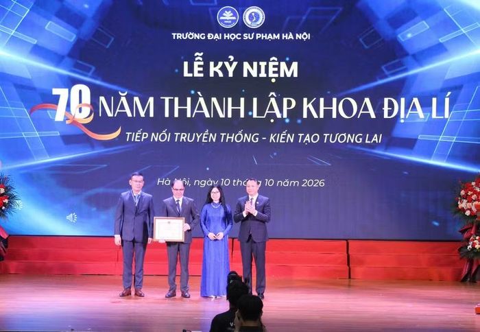 Tập thể Khoa Địa lí được vinh danh, khen thưởng.