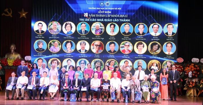 Tri ân các thế hệ nhà giáo lão thành – những người đặt những viên gạch đầu tiên của Khoa Địa lí, Trường Đại học Sư phạm Hà Nội.