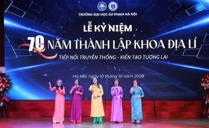 Tiết mục văn nghệ của Cựu giáo chức Khoa Địa lí: Ca khúc “Bài ca Người địa chất”.