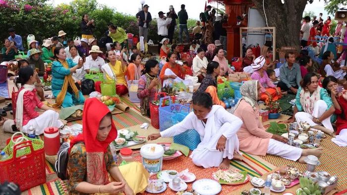 Đồng bào Chăm theo đạo Bàlamôn bày sản vật, thực hiện nghi thức dâng cúng vua Pô Klông Garai.