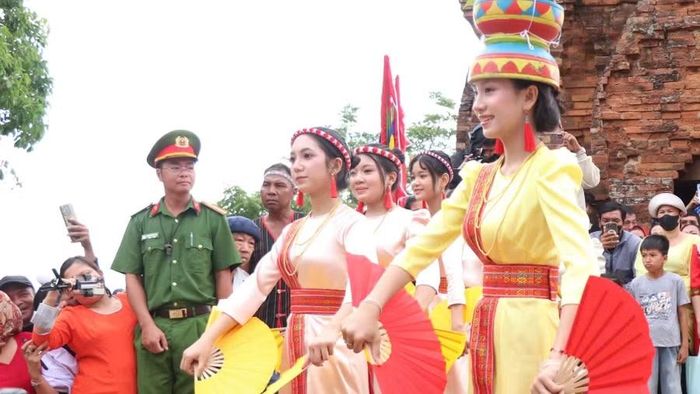 Biểu diễn điệu múa quạt truyền thống của dân tộc Chăm.