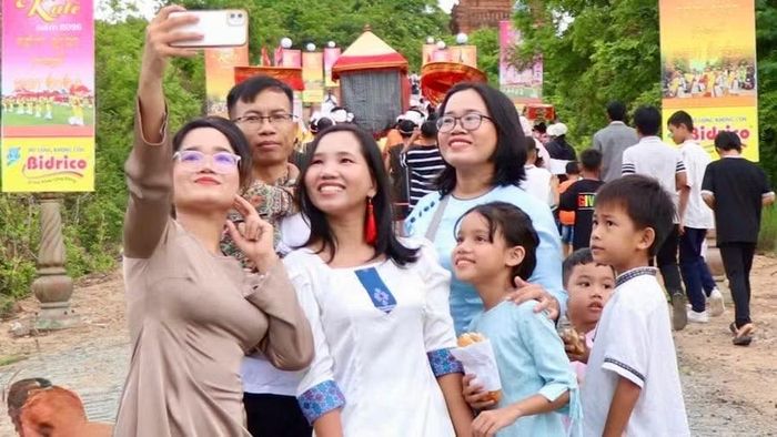 Người dân và du khách lưu lại những hình ảnh tại Lễ hội Katê năm 2026.