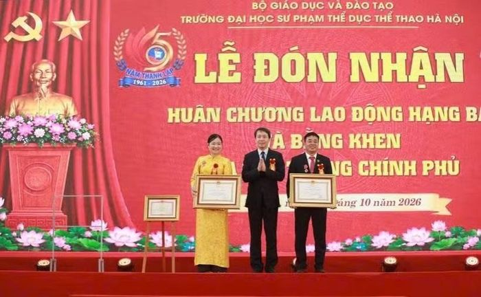 Thứ trưởng Bộ GD&ĐT Phạm Quang Hưng trao Huân chương Lao động hạng Ba cho hai cá nhân.