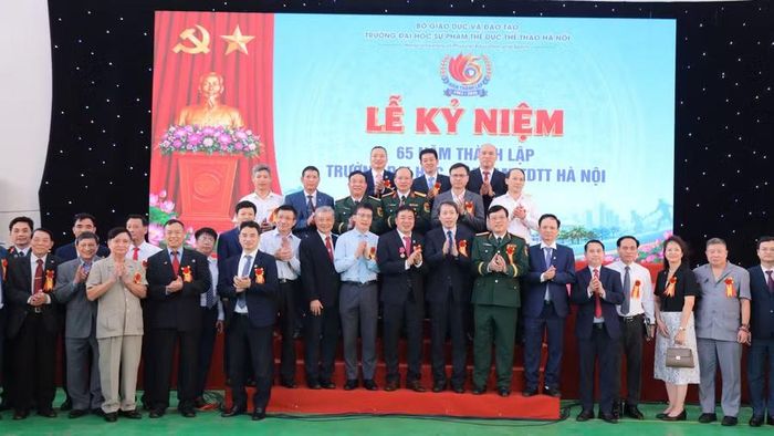 Thứ trưởng Bộ GD&ĐT Phạm Quang Hưng chụp ảnh lưu niệm cùng tập thể cán bộ, viên chức Trường Đại học Sư phạm Thể dục thể thao Hà Nội.